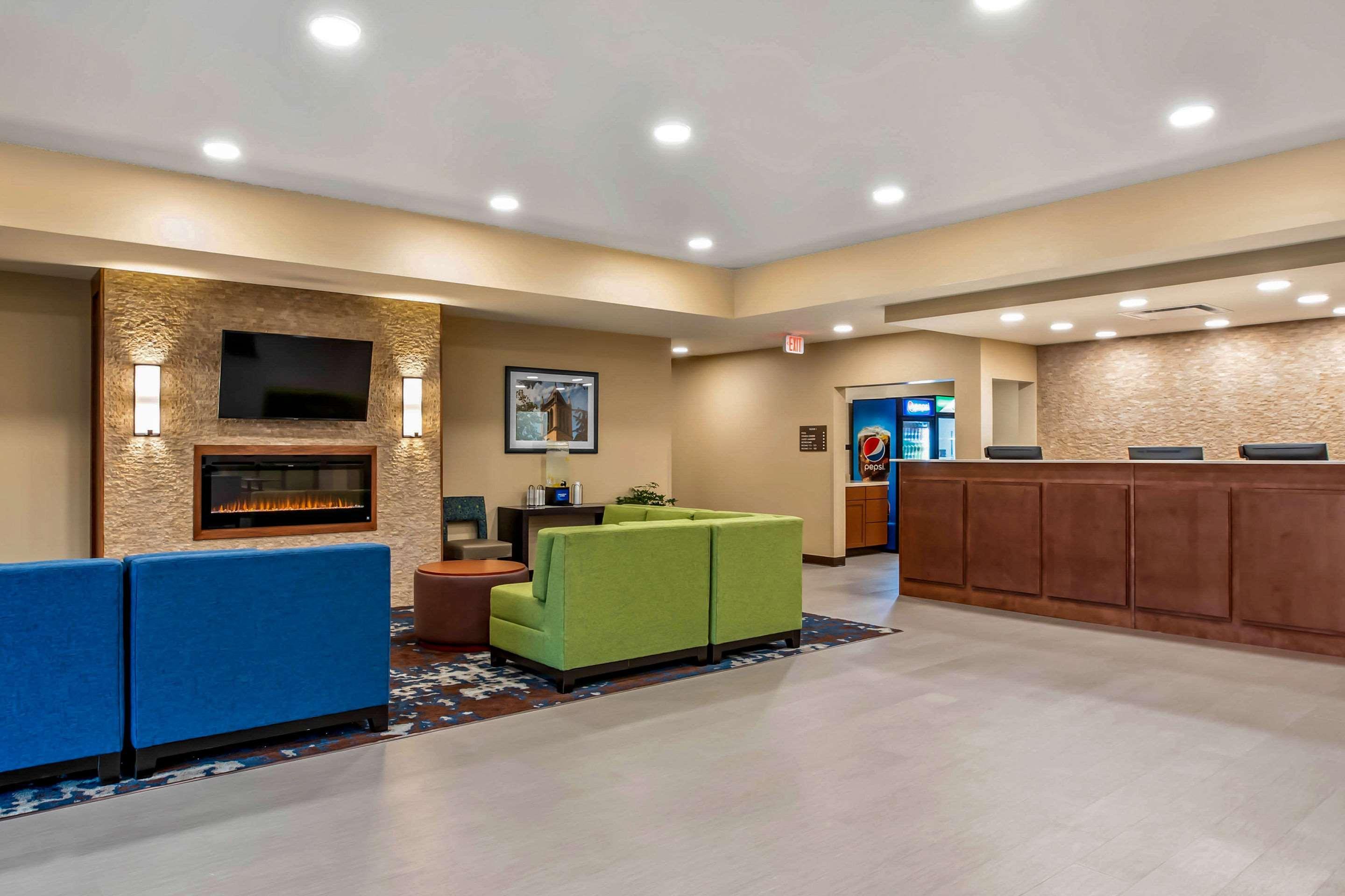 Comfort Inn & Suites Ames Near Isu Campus Exterior photo
